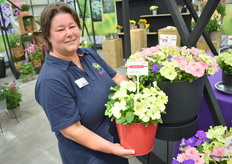 Carola met de Yellow Lime die het erg goed doet in de Pastel mix waar internationaal veel interesse naar is.